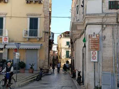 ...entriamo nel centro storico in corrispondenza di quello che era l�accesso alla citt� per chi arrivava da Ruvo